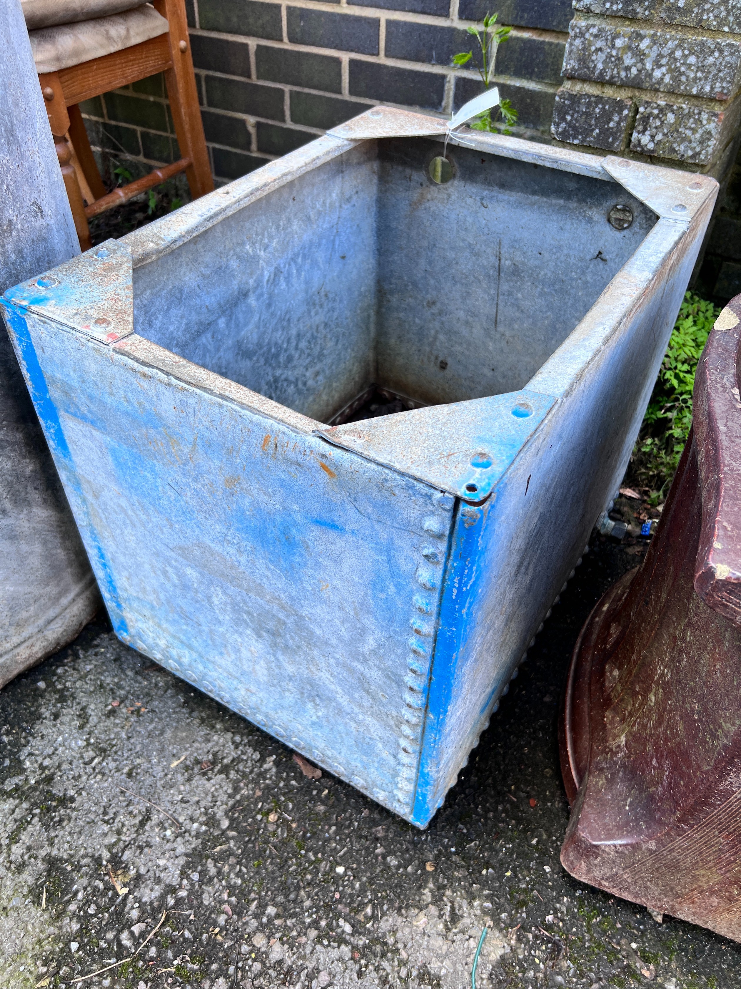 A vintage rectangular galvanised tank, width 43cm, depth 59cm, height 48cm *Please note the sale commences at 9am.